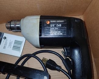 BLACK & DECKER DRILL
