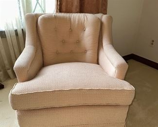 UPHOLSTERED ACCENT CHAIR