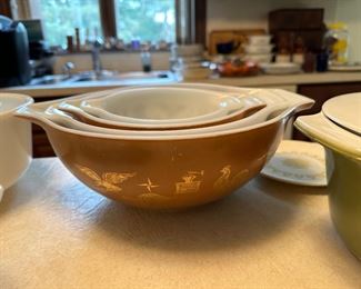 VINTAGE EARLY AMERICAN BOWL SET
