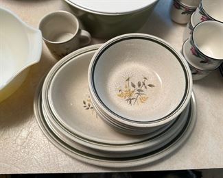 ROYAL DOULTON WILL O' THE WISP DISH SET (MORE PIECES NOT PICTURED)