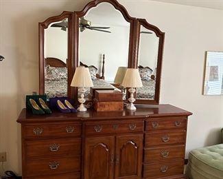 THOMASVILLE DRESSER W/MIRROR
