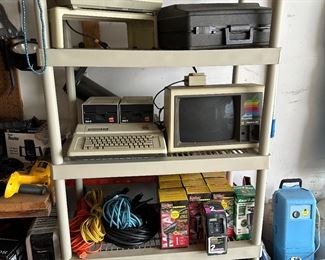 VINTAGE APPLE COMPUTER