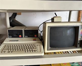VINTAGE APPLE COMPUTER