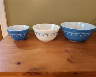 LOT 107 VINTAGE SET OF PYREX SNOWFLAKE GARLAND MIXING BOWLS