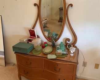 Beautiful Antique Dresser w/ Oval Mirror