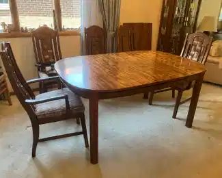Formica topped dining room table with 2 leaves and 6 chairs