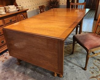 Thomasville dining set: hutch and dining table with chairs