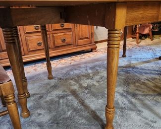 Thomasville dining set: hutch and dining table with chairs