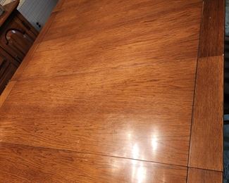 Thomasville dining set: hutch and dining table with chairs