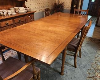 Thomasville dining set: hutch and dining table with chairs