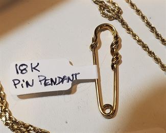 18kt Pin Pendant