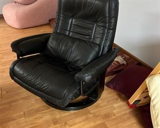 Leather recliner
$ 100 or best offer