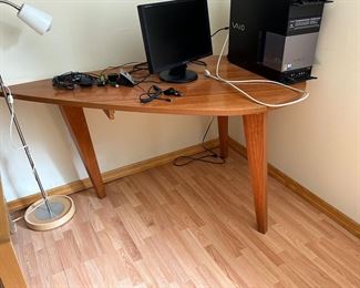 Corner table
Free