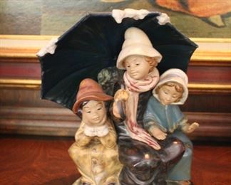 Lladro "Under the Umbrella"