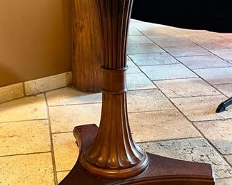 Ethan Allen Townhouse Accent Table Round PLT-9790 28 x 28in diameter