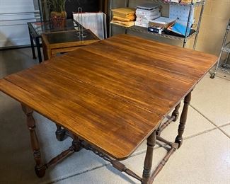 Antique Hardwood Gate-Leg Table 35 x 41 x 27–57in