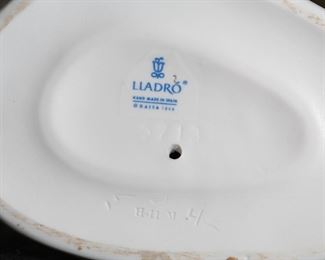 Lladro 5713 The Snowman With Kids & Dog Porcelain Figurine 8.5 inches high.