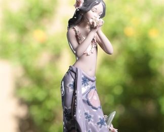 Lladro 1480 Aroma of The Islands Hawaiian Girl Flowers Porcelain Figurine 9.5 inches high