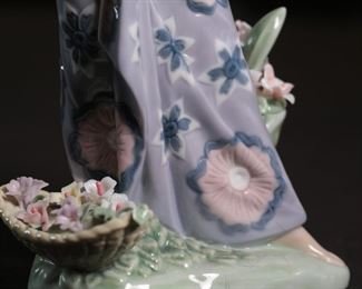 Lladro 1480 Aroma of The Islands Hawaiian Girl Flowers Porcelain Figurine 9.5 inches high