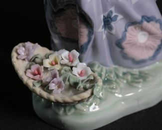 Lladro 1480 Aroma of The Islands Hawaiian Girl Flowers Porcelain Figurine 9.5 inches high