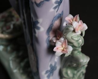 Lladro 1480 Aroma of The Islands Hawaiian Girl Flowers Porcelain Figurine 9.5 inches high