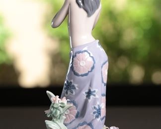 Lladro 1480 Aroma of The Islands Hawaiian Girl Flowers Porcelain Figurine 9.5 inches high