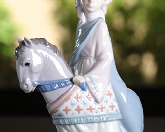 Lladro 6113 Medieval Lady Porcelain Figurine 9.5 inches high.