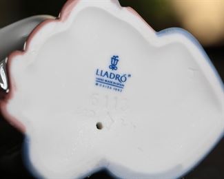 Lladro 6113 Medieval Lady Porcelain Figurine 9.5 inches high.