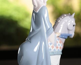 Lladro 6113 Medieval Lady Porcelain Figurine 9.5 inches high.