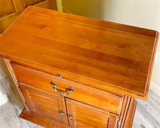 Kimball Home Crown Louvered Door Nightstand 32.5 x 30 x 16in HxWxD