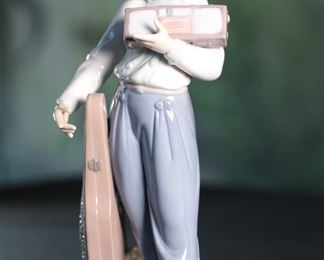 Lladro 5810 Musically Inclined SIGNED Porcelain Figurine 9 inches high