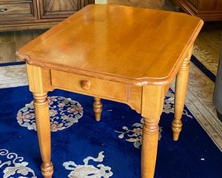 Nichols & Stone Traditional End Table Single 24 x 21 x 26in