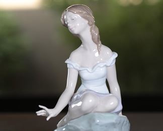 Lladro 7706 Reflections of Helena Porcelain Figurine 6.75 inches high.