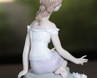 Lladro 7706 Reflections of Helena Porcelain Figurine 6.75 inches high.