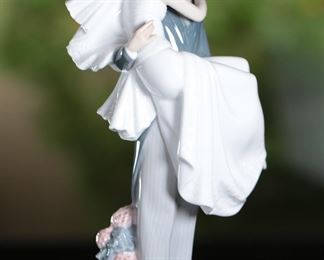 Lladro 5282 Over The Threshold Wedding Bride Groom Honeymoon Porcelain Figurine 10.5 inches high