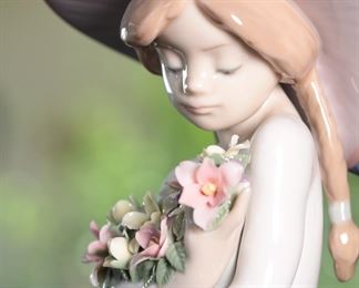 Lladro 5862 Fragrant Bouquet Porcelain Figurine 8 inches high