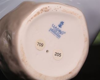 Lladro 5862 Fragrant Bouquet Porcelain Figurine 8 inches high