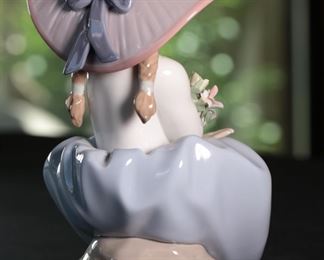 Lladro 5862 Fragrant Bouquet Porcelain Figurine 8 inches high