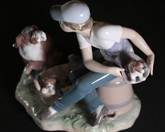 Lladro 5376 This One's Mine Porcelain Figurine