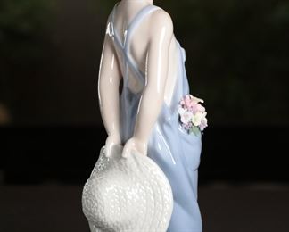 Lladro 7650 Pocket full of Wishes Porcelain Figurine 10 inches high