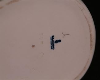 Lladro 5066 Dutch Goose Girl Porcelain Figurine 10 point I 5 inches high