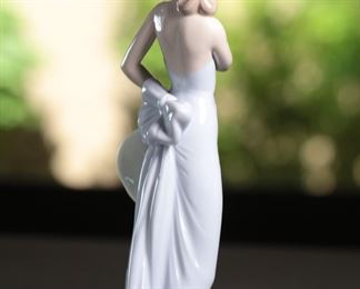 Lladro 5599 Coquette Girl Holding Hat With Flowers Porcelain Figurine 8.75in h