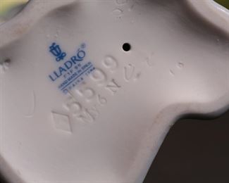 Lladro 5599 Coquette Girl Holding Hat With Flowers Porcelain Figurine 8.75in h