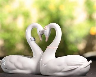 Lladro 6585 Endless Love Swans Porcelain Figurine 5.25 inches high.