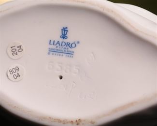 Lladro 6585 Endless Love Swans Porcelain Figurine 5.25 inches high.