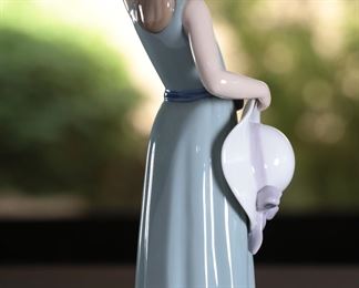 Lladro 5010 Prissy Girl with Hat Porcelain Figurine 10 inches high
