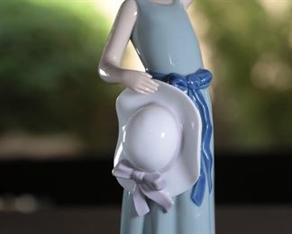 Lladro 5010 Prissy Girl with Hat Porcelain Figurine 10 inches high
