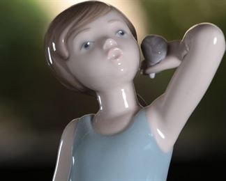 Lladro 5010 Prissy Girl with Hat Porcelain Figurine 10 inches high