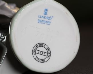 Lladro 7611 Summer Stroll Figurine Girl with Umbrella and Kitten Porcelain Figurine 9.5 inches high inches high.