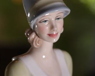 Royal Doulton Reflections Strolling HN 3073 Porcelain Figurine 13.5 inches high